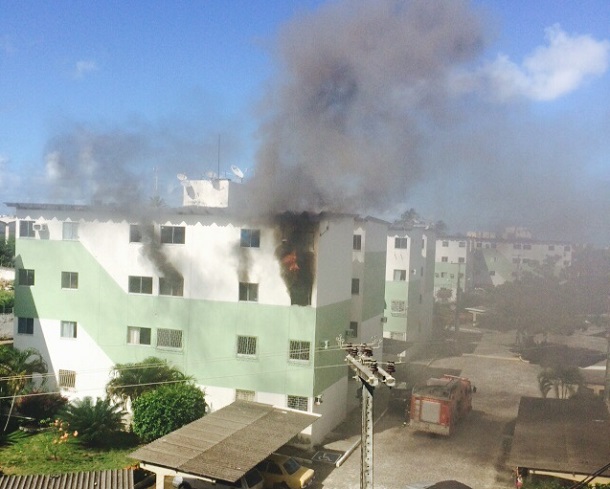 Bombeiros conseguem apagar fogo em apartamento na zona sul de Aracaju