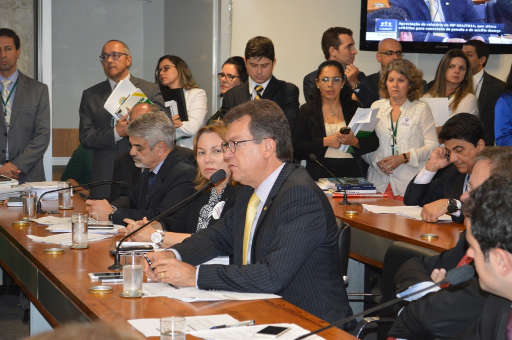 Deputado Laércio Oliveira critica ajuste fiscal do Governo que tira direitos dos trabalhadores