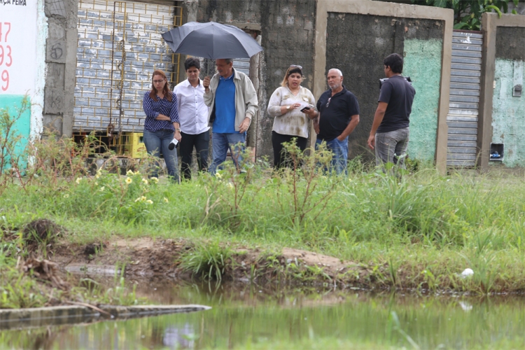 José Carlos Machado visita canal que transbordou no bairro Aeroporto