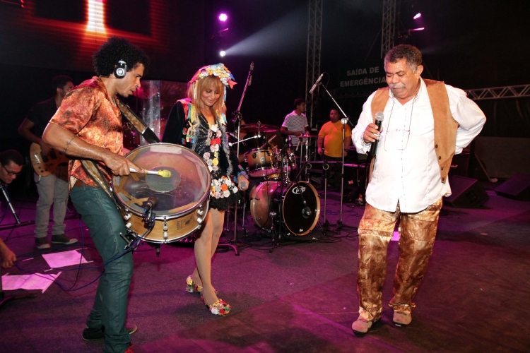 Artistas fazem o público cantar e dançar na abertura do Forró Caju 2015