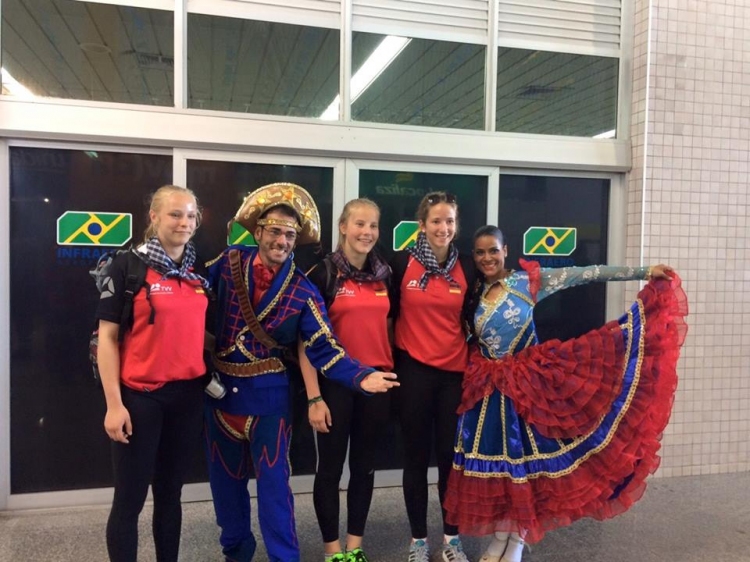 Atletas do Mundial de Vôlei são recepcionados no clima junino de Aracaju