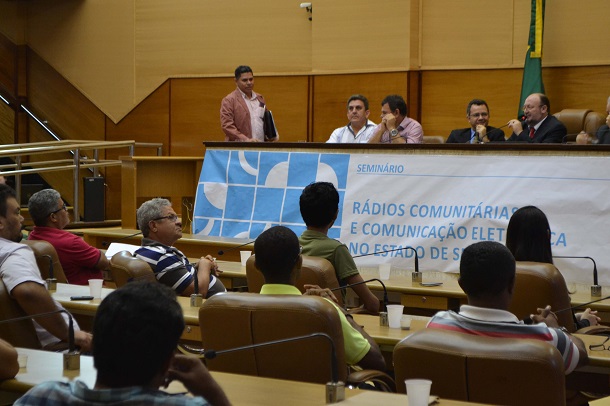 Movimentos sociais e comunicadores debatem processos de autorização para rádios comunitárias