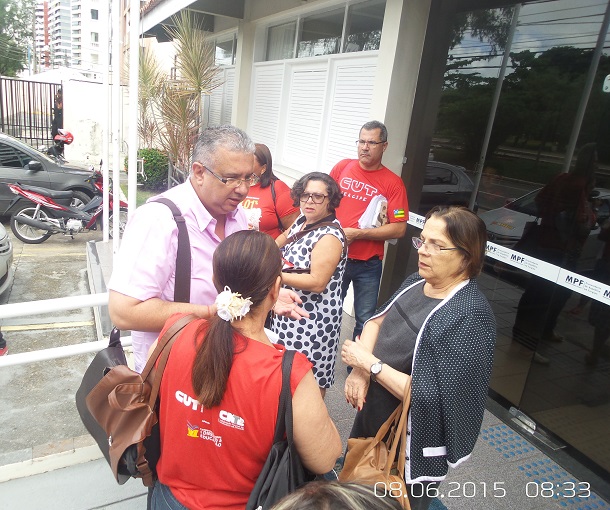 Sintese entrega ao MPF algemas da greve e relatório sobre fraudes na merenda