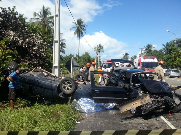 Mulher morre e três pessoas ficam feridas em acidente na Barra dos Coqueiros