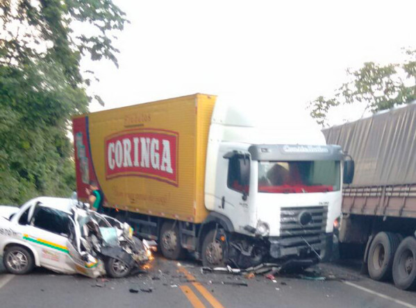 Taxista morre preso as ferragens após bater em caminhão na BR 235 em Laranjeiras