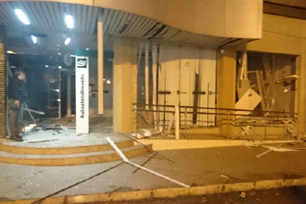 Assaltantes explodem agência do Banese e danificam viaturas da polícia de Sergipe