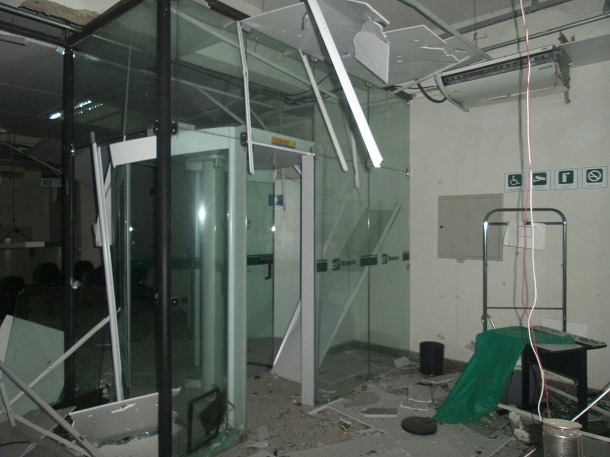 Bandidos prendem policiais e explodem caixas eletrônicos na cidade de Aparecida