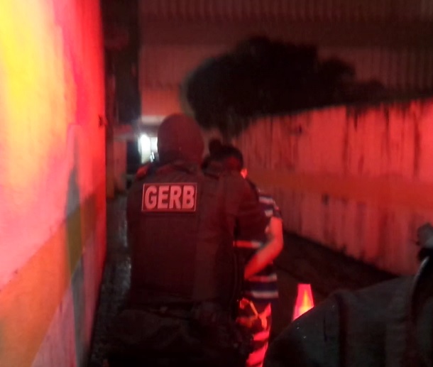 COLETIVA: Policia Civil apresenta suspeito de homicídio cometido contra policial militar