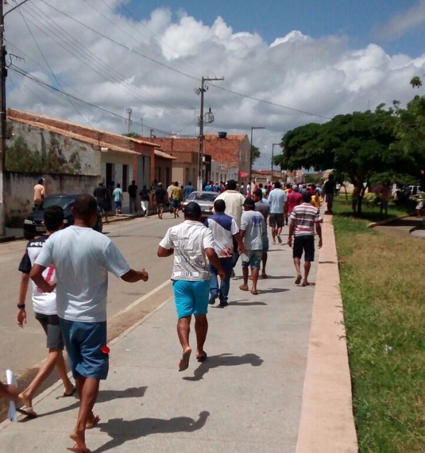 Bandidos que assaltaram Ponto Banese liberam os reféns e se entregam à polícia