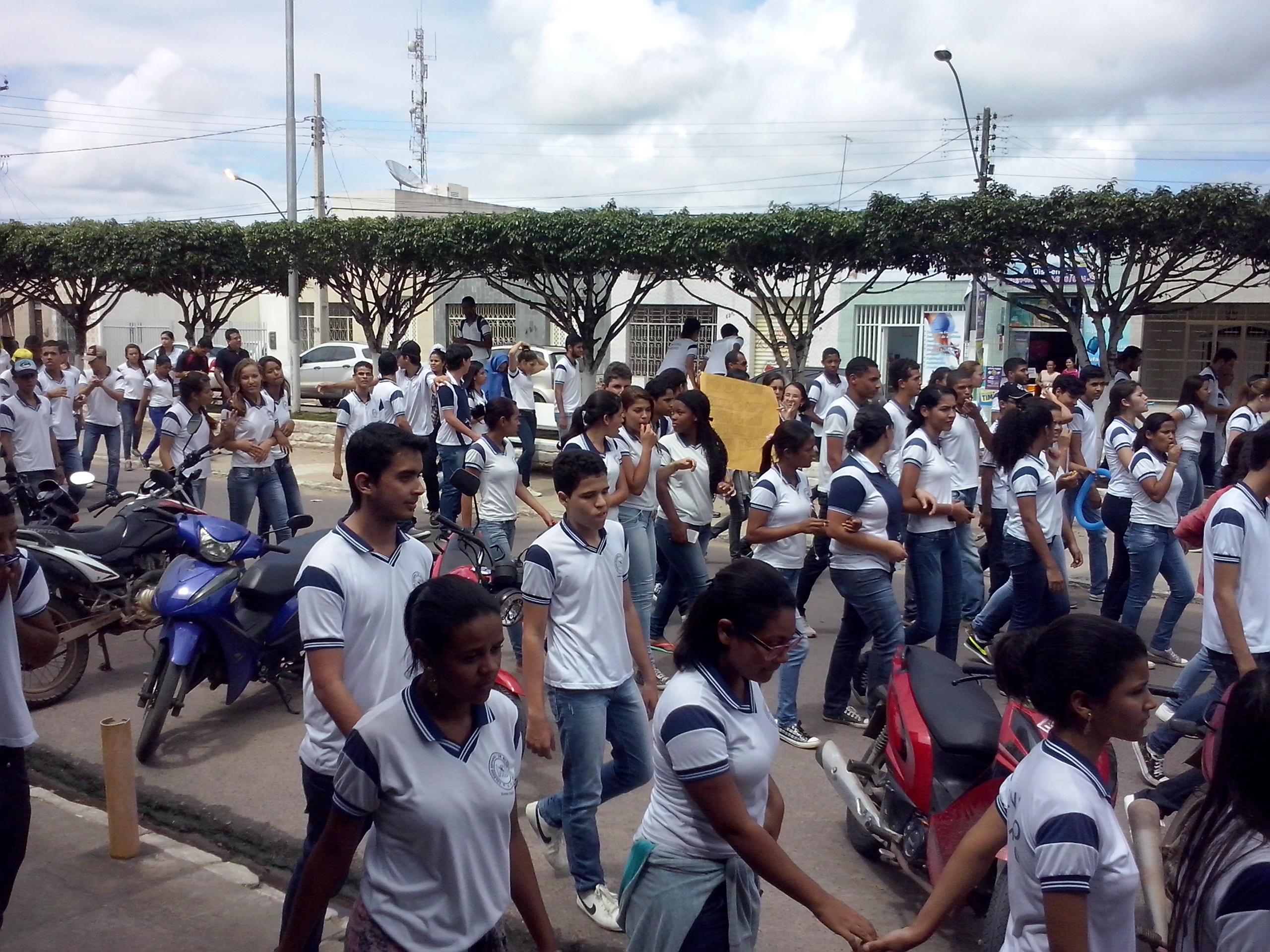 Estudantes de Colégio de Simão Dias protestam para cobrar melhorias