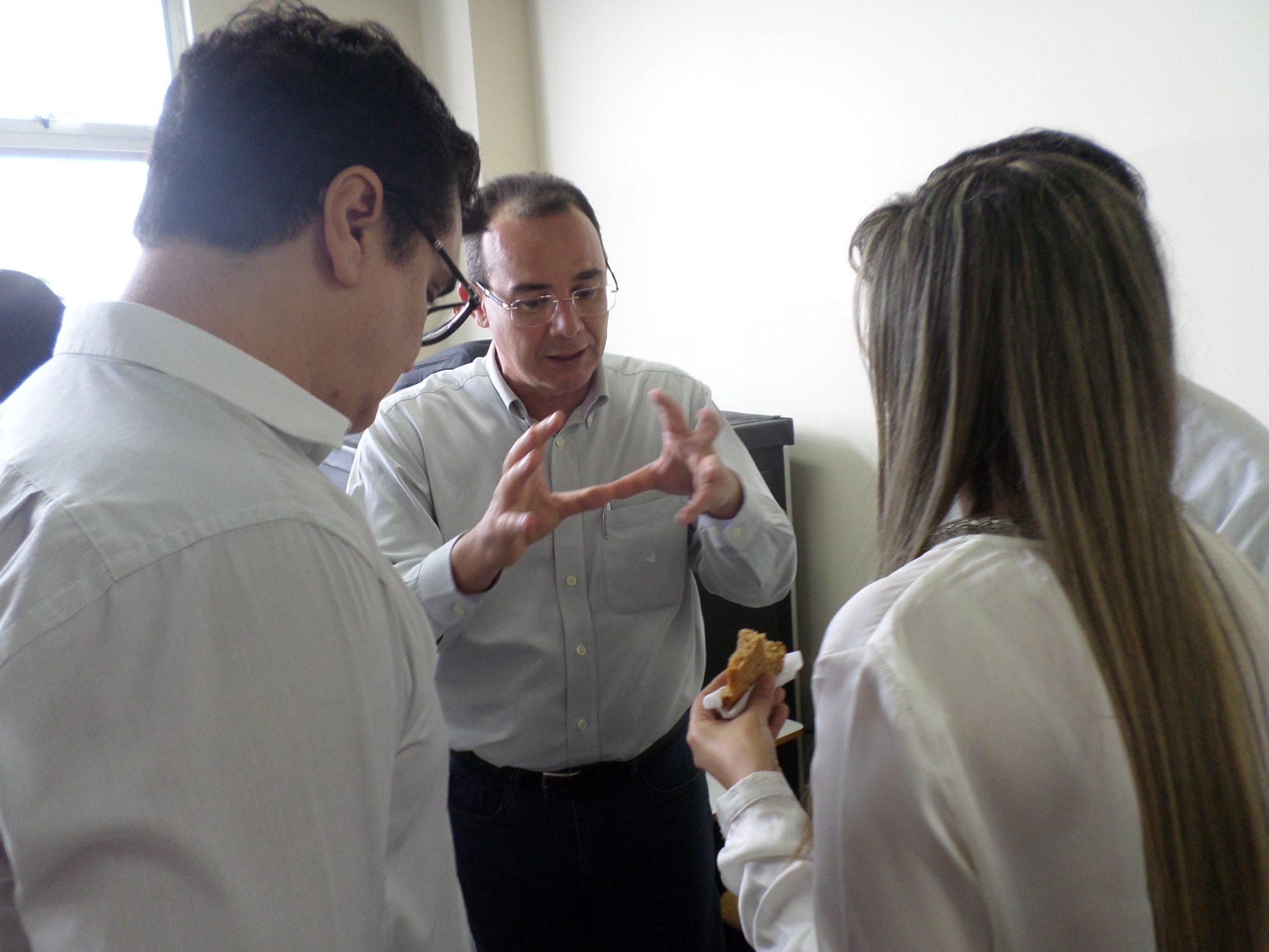 Secretário José Sobral dialoga com profissionais do Huse