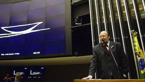 “Classe trabalhadora não se renderá diante de impeachment”, afirma João Daniel