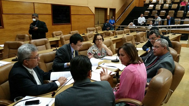 Criada Frente Parlamentar em defesa das mulheres