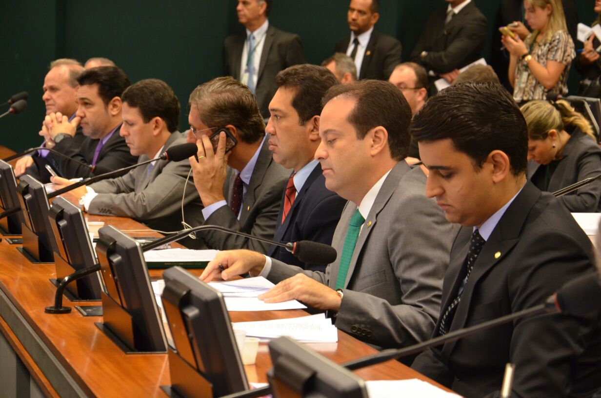 Embalagens de telefones celular deverão conter advertência sobre uso no trânsito