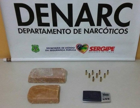 Mulher é presa com 2kg de crack e munições