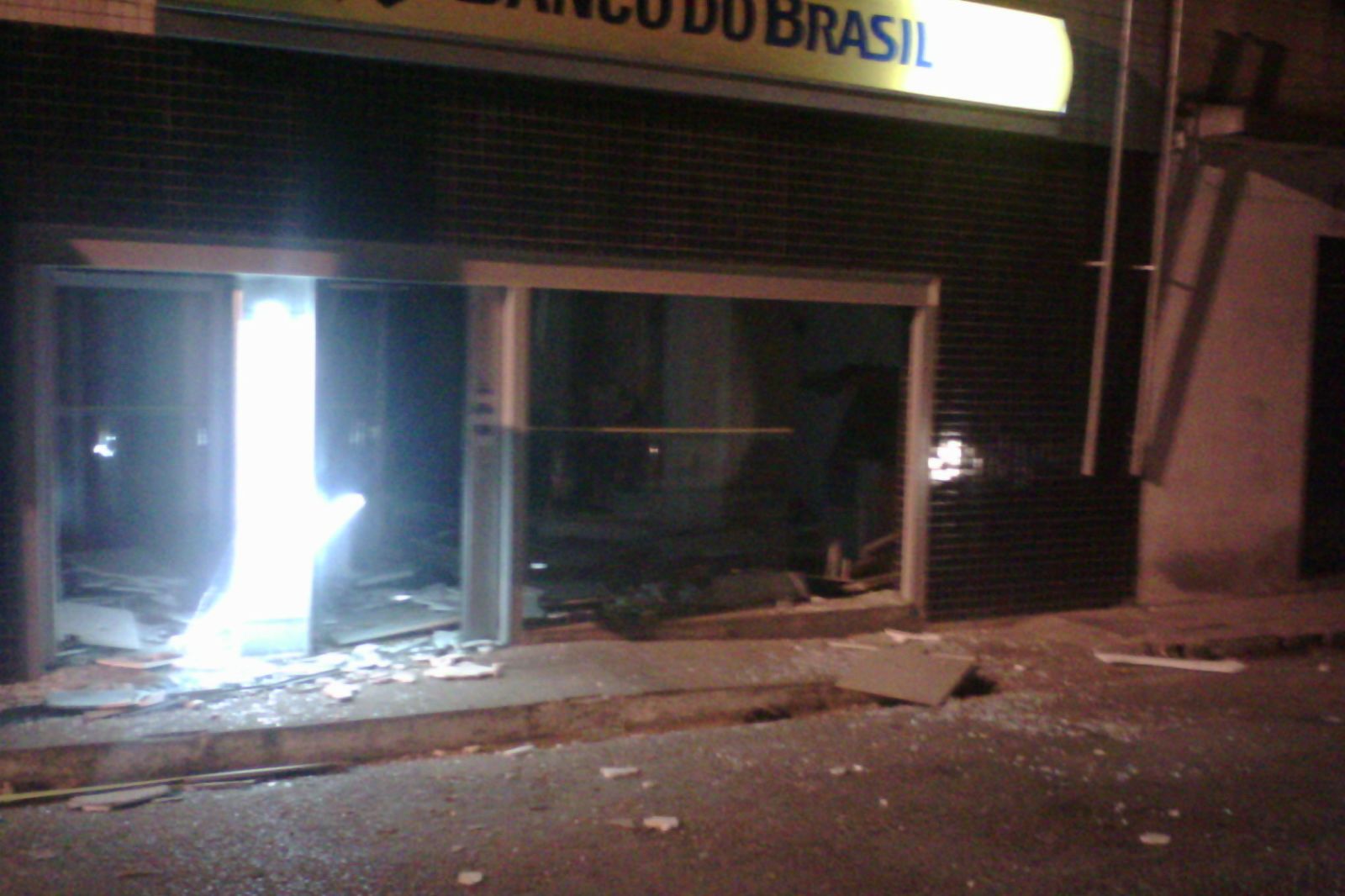 Bandidos explodem caixas eletrônicos no interior de Sergipe