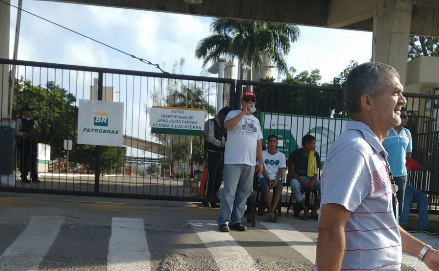 Greve de petroleiros entra no sexto dia