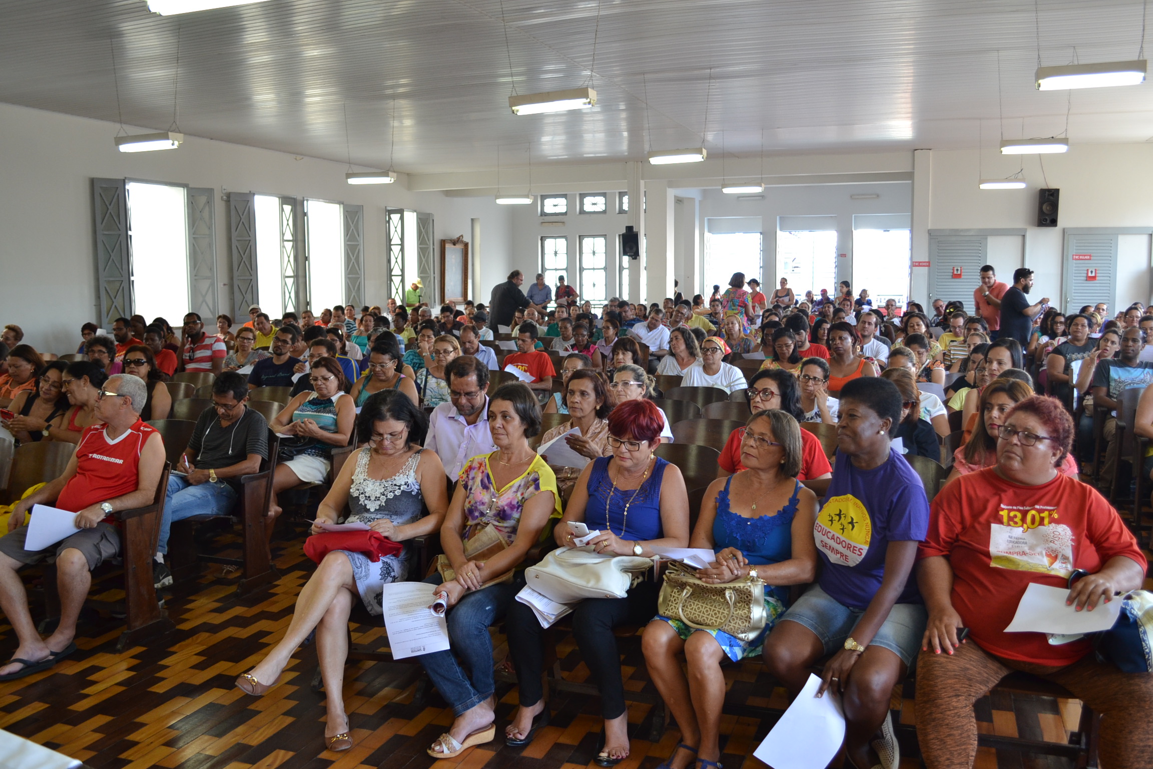 Professores aposentados vão mover ação contra o parcelamento e atraso do pagamento