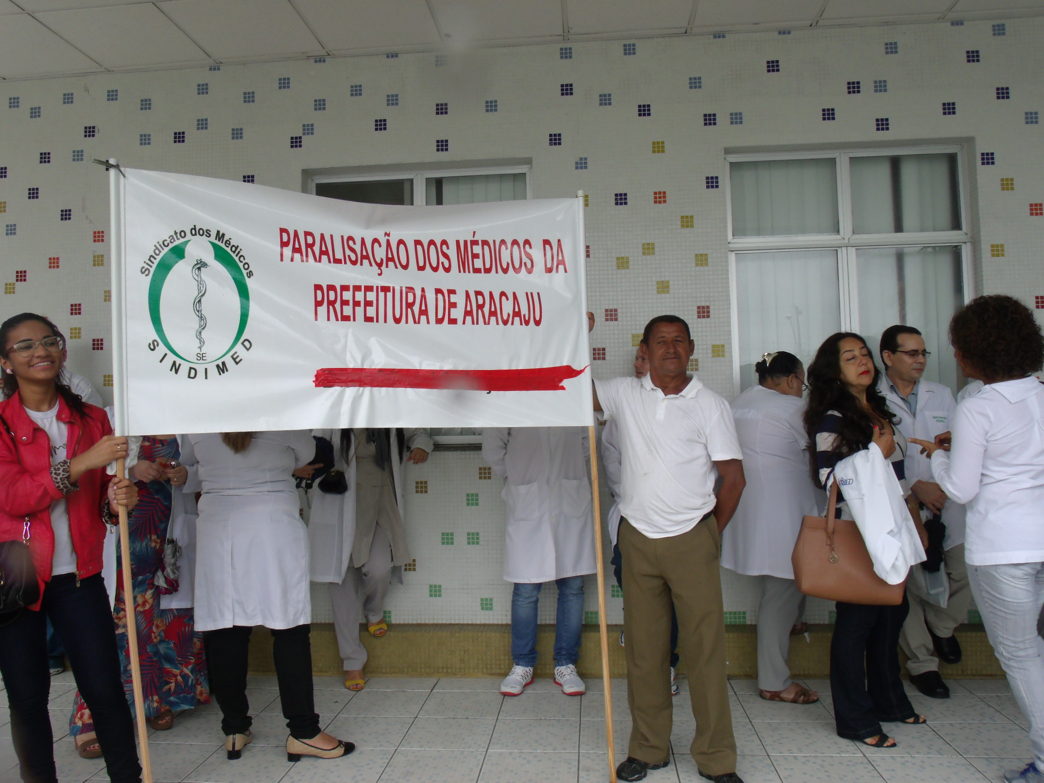 Médicos de Aracaju fazem protesto em frente a sede da PMA