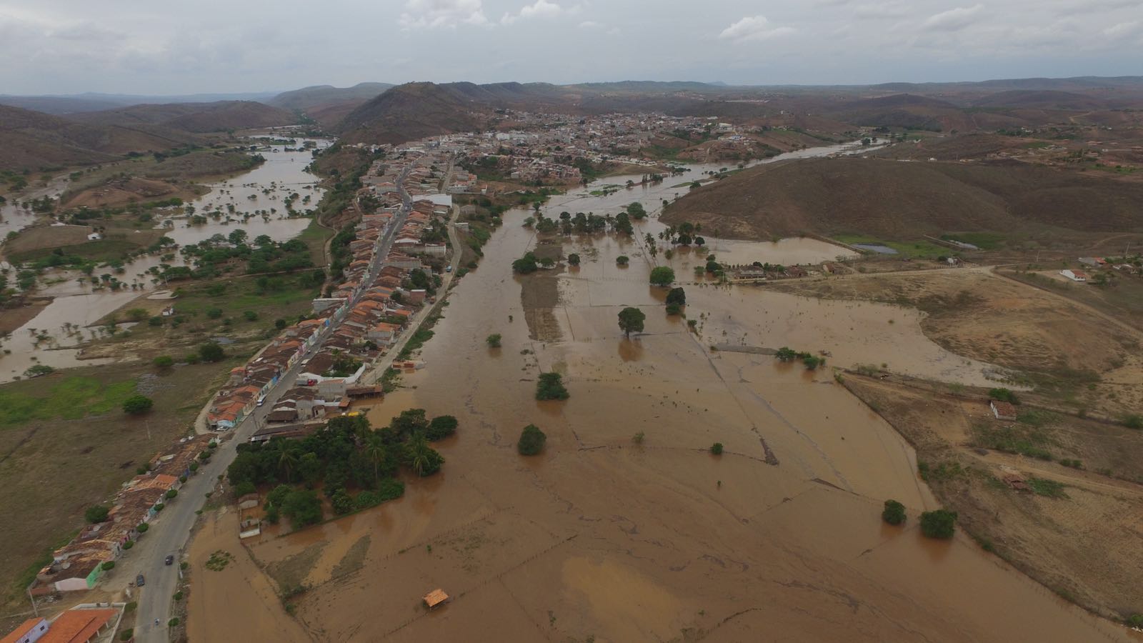 Defesa Civil sobrevoa áreas atingidas pela chuva no sertão