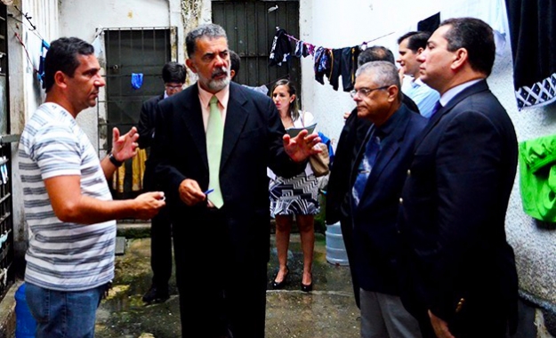 Comitiva faz verificação da lotação de delegacias