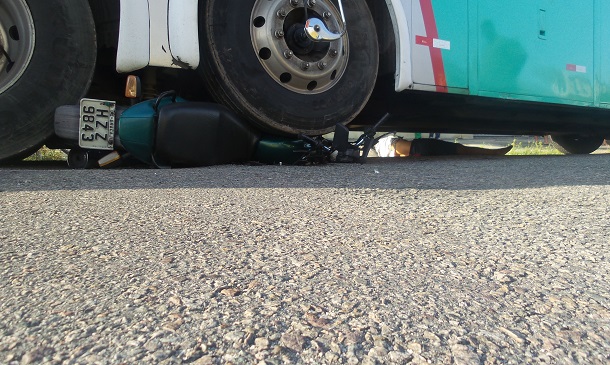 Motociclista morre debaixo de ônibus no Bairro Santo Antônio em Aracaju