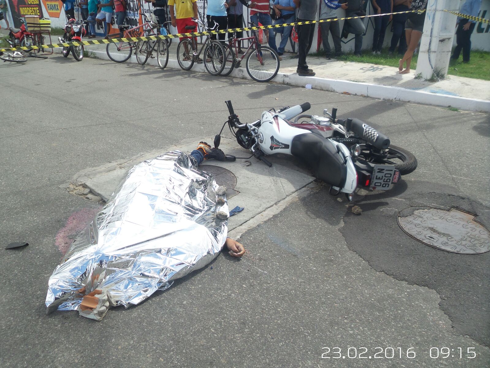 Motoqueiro morre em acidente com caminhão munck