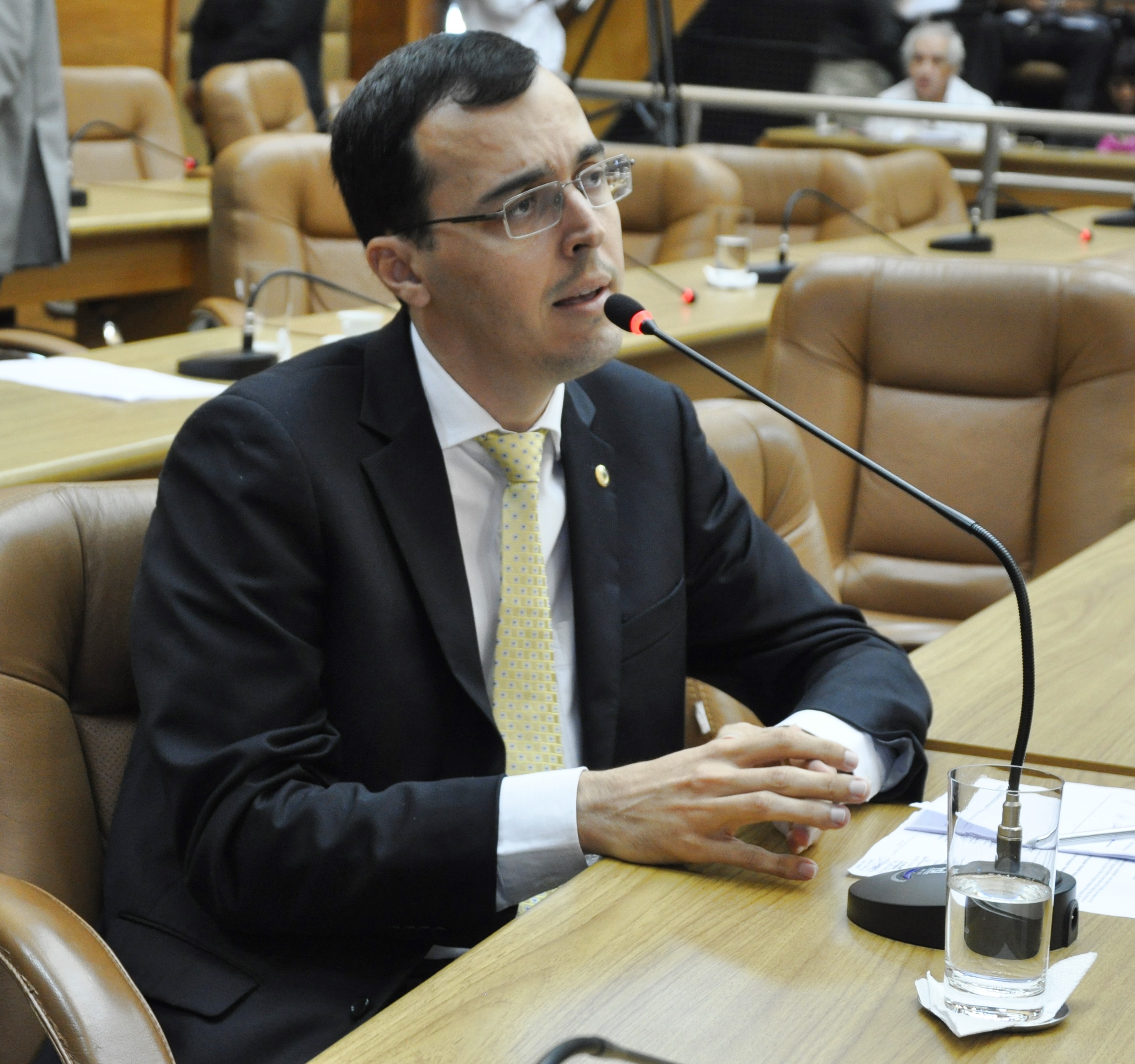 Deputado diz que governador deveria se preocupar menos com a política e mais em administrar