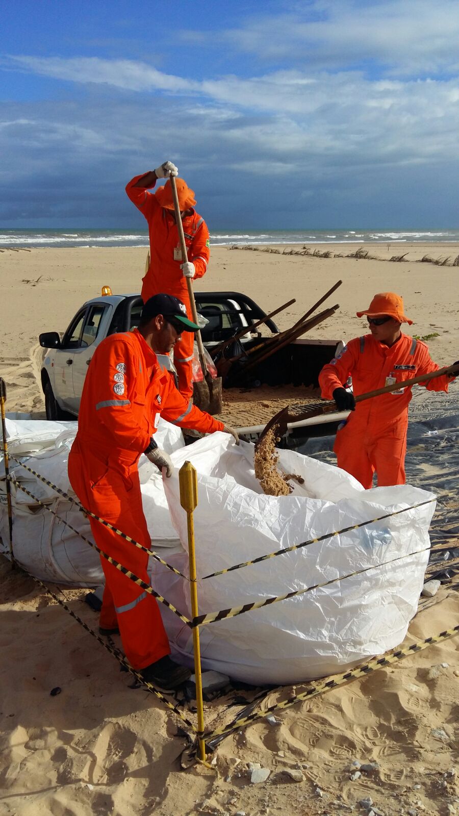 Derramamento de óleo atinge praias de Pirambu