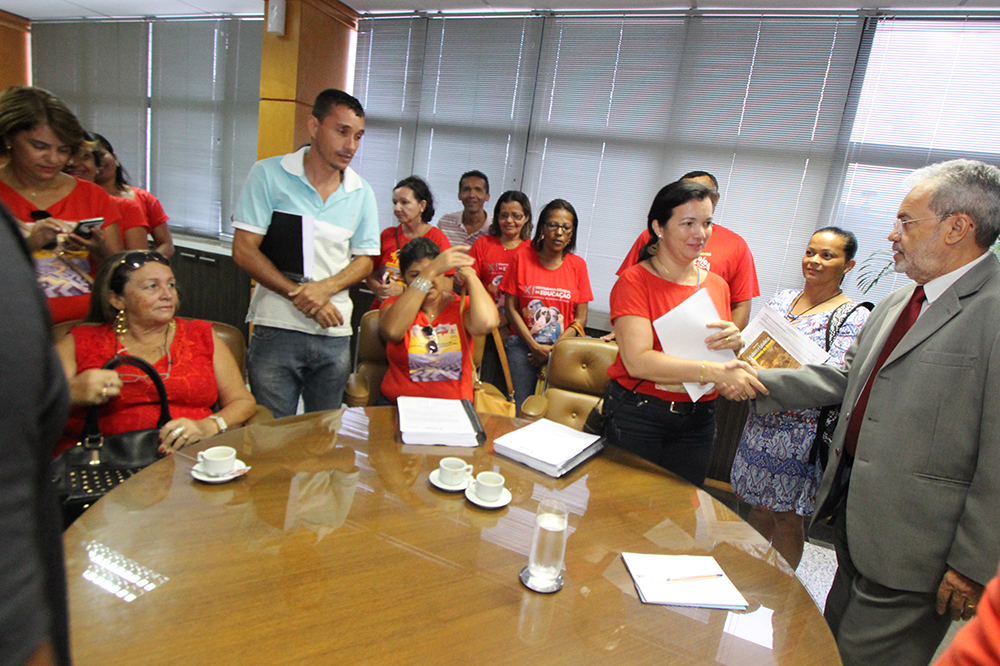 Professores entregam ao presidente do TCE dossiê com supostas irregularidades em  Riachão