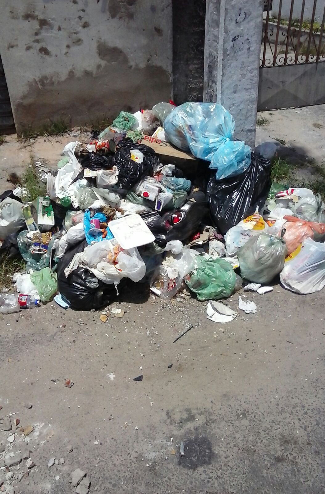 MPT ajuíza ação para regularizar transporte dos coletores de lixo