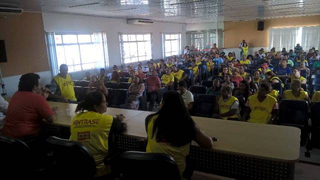 Servidores do Estado decidem manter  greve