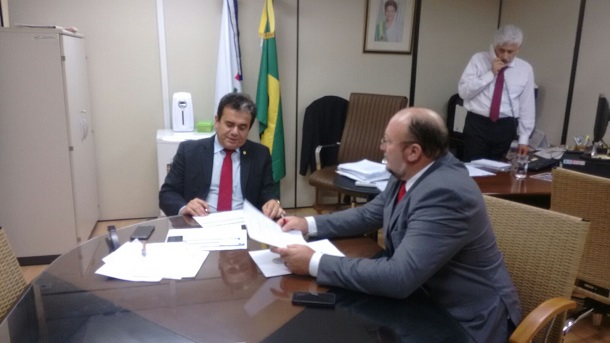 Deputado João Daniel  discute projetos de saneamento básico e inclusão social para o Estado de Sergipe