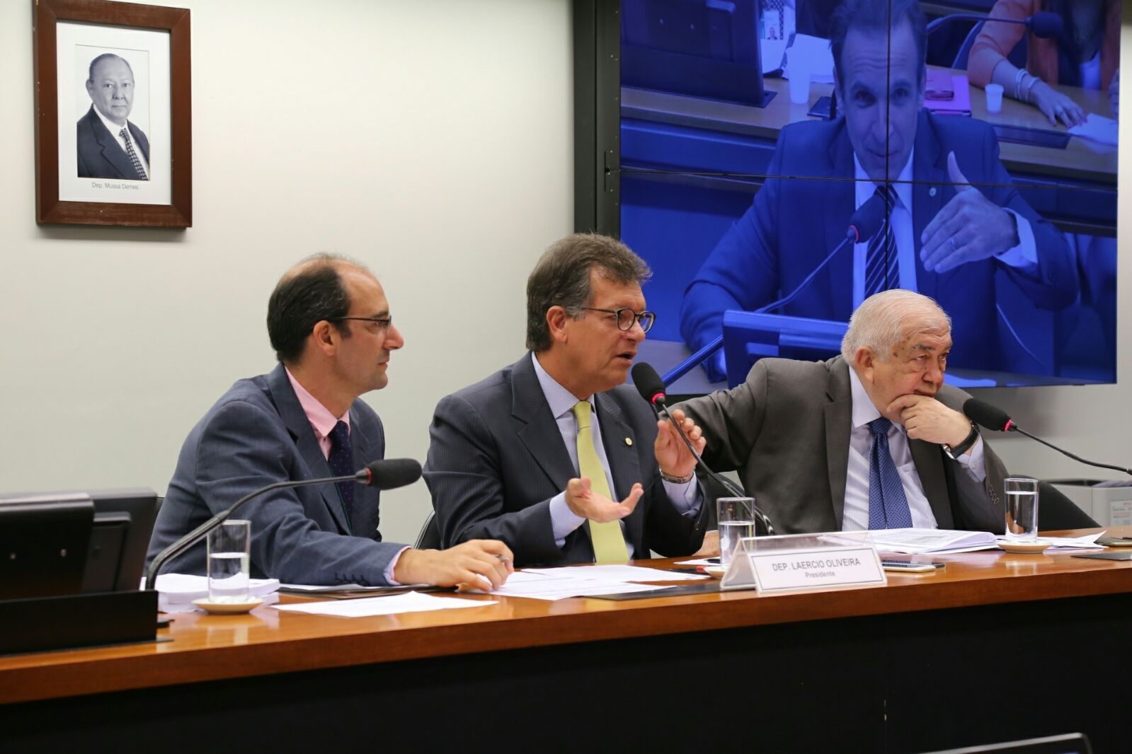 Comissão do novo Comercial entrega relatório final