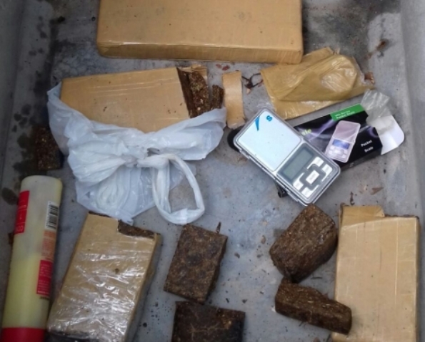 Polícia apreende maconha, crack e balança de precisão após denúncia anônima