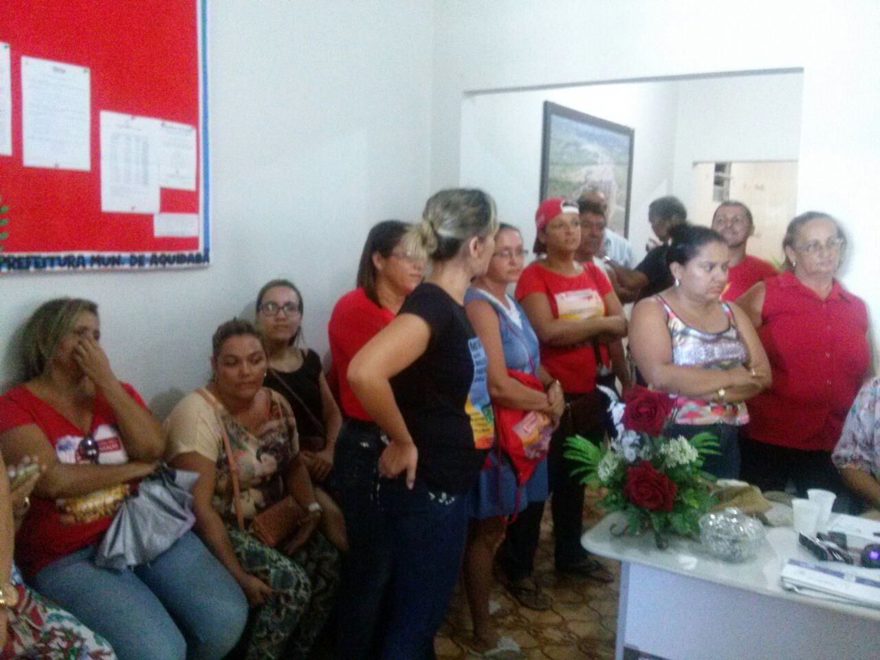 Professores de Aquidabã ocupam prefeitura