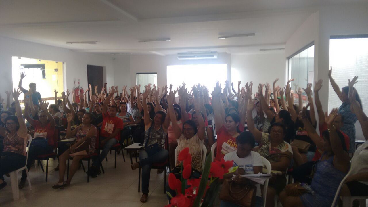 Professores de Lagarto ocupam prefeitura para cobrar pagamento de salários