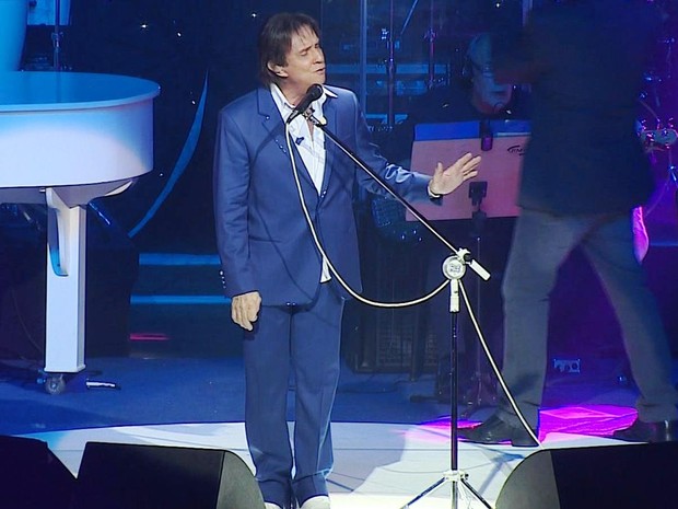Roberto Carlos faz três pausas em show alegando problemas