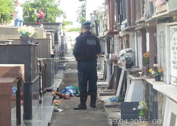 Jovem é assassinado dentro de cemitério em Aracaju