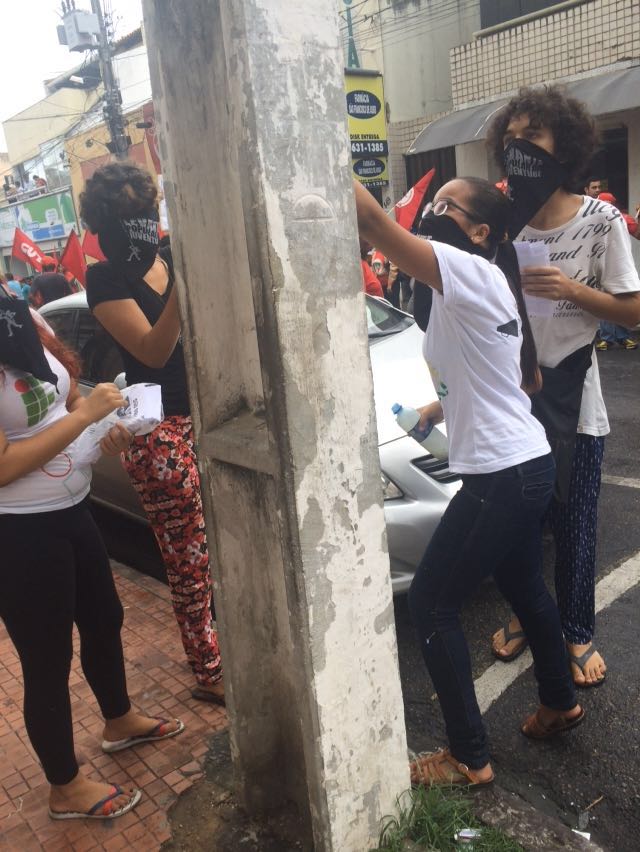 Mãe de deputado passa mal após protesto em frente à sua casa
