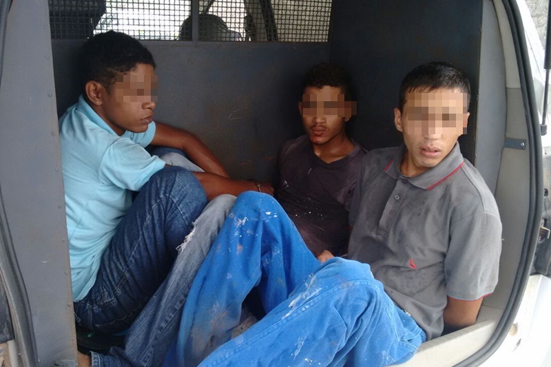 Trio invade casa  e faz família refém na Atalaia