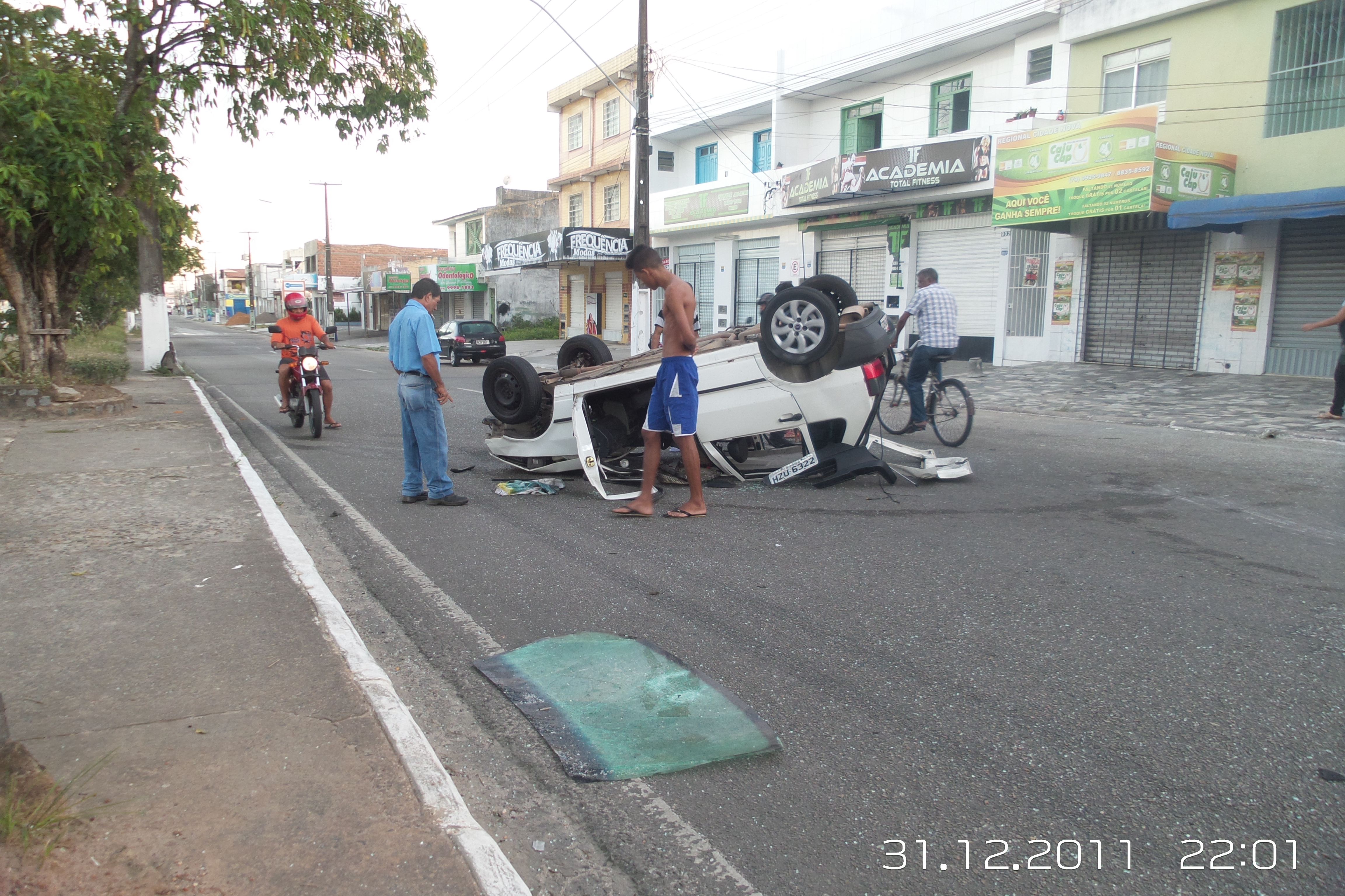 Jovens ficam feridos após carro capotar na Avenida Visconde de Maracaju