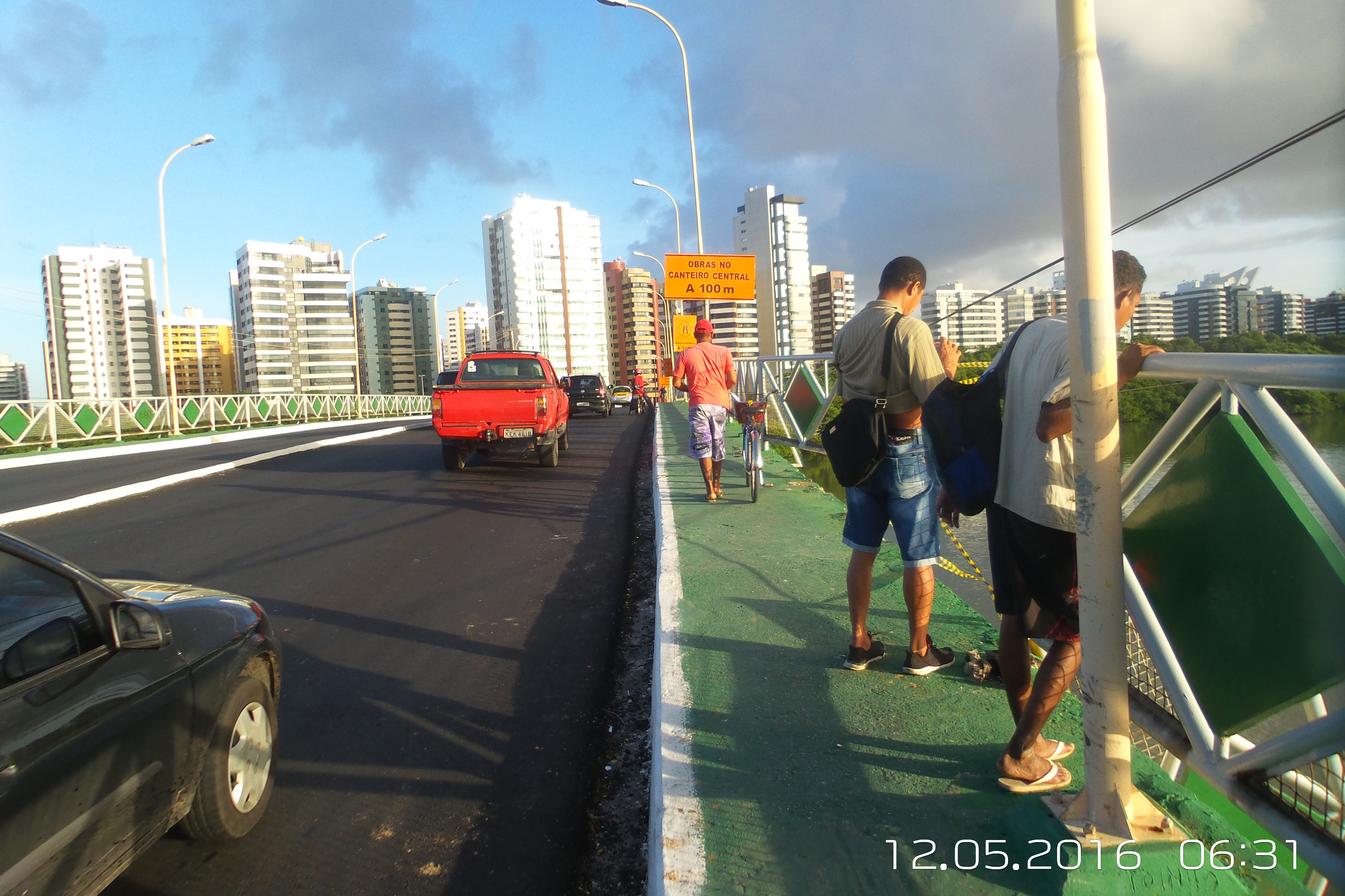 Carro cai da ponte de acesso ao Shopping Riomar em Aracaju