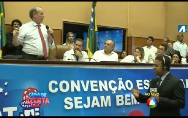 Repórter do Cidade Alerta de Sergipe faz Ciro Gomes parar discurso