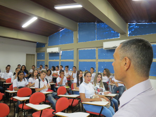 Projeto “Parlamentar por um dia” é apresentado à Escola João Costa