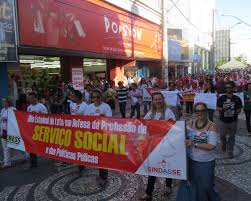 Assistentes sociais reivindicam condições de trabalho em ato público