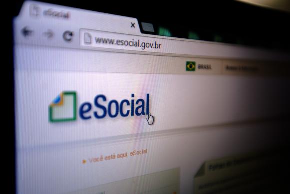 Empregadores domésticos têm até sexta para pagar eSocial de abril