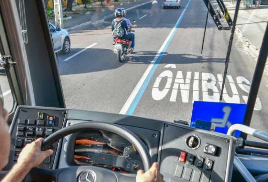 Faixa exclusiva ao ônibus rende redução do tempo de viagem