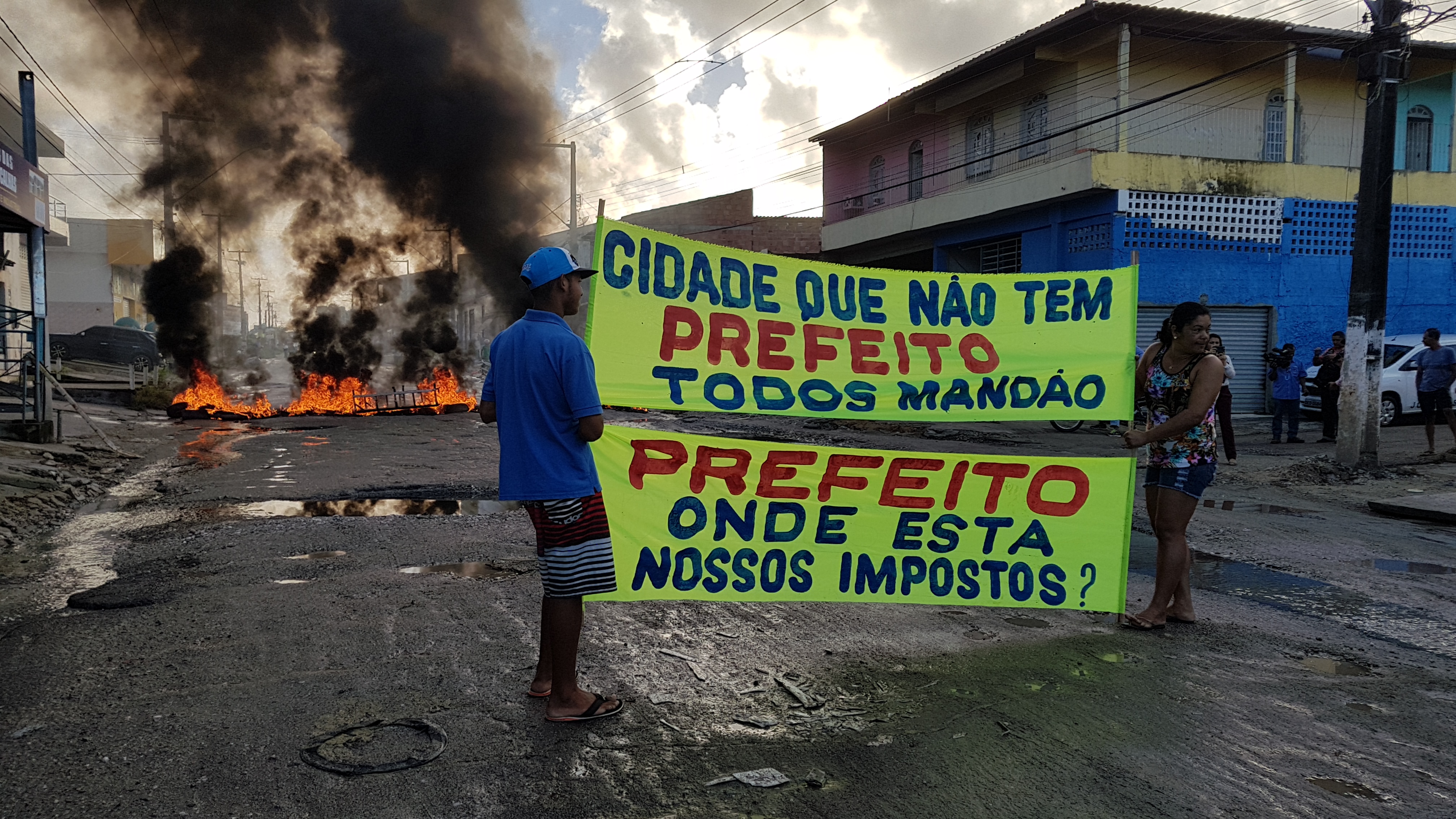 Moradores da Euclides Figueredo fecham a pista em ato de protesto