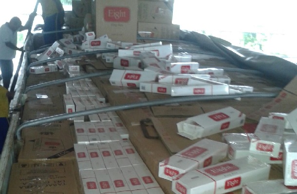 Carreta com mais Carreta 270 mil maços de cigarros ilegais é apreendida pela PRF